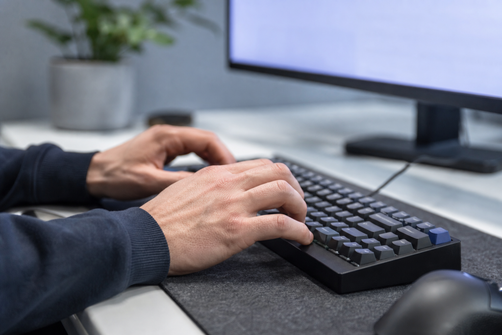 Geconcentreerd werken aan prompt engineering achter een toetsenbord